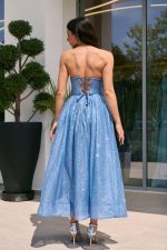 Φόρεμα midi με τρισδιάστατο γκλίτερ και ραμμένη ζώνη γαλάζιο - Image 5