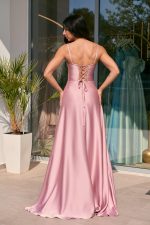 Φόρεμα maxi σατέν στράπλες με σκίσιμο dusty pink - Image 4