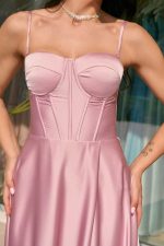 Φόρεμα maxi σατέν στράπλες με σκίσιμο dusty pink - Image 5