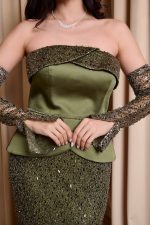 Φόρεμα maxi στράπλες γοργονέ τύπου πέπλουμ με παγιέτες olive - Image 6