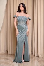 Το πάνω μέρος είναι  ημιδιάφανο τύπου κορσέ με μπανέλες και διακόσμηση από λαμπερές πέτρες.