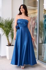 Φόρεμα maxi γυαλιστερός ταφτάς με 3D λουλούδι navy blue - Image 2