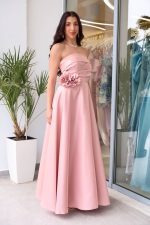 Φόρεμα maxi γυαλιστερός ταφτάς με 3D λουλούδι baby pink - Image 3