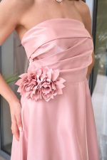 Φόρεμα maxi γυαλιστερός ταφτάς με 3D λουλούδι baby pink - Image 6