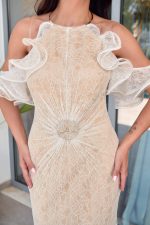 Φόρεμα maxi off shoulder με δαντέλα μπεζ - Image 5