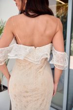 Φόρεμα maxi off shoulder με δαντέλα μπεζ - Image 6
