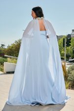 Φόρεμα maxi γοργονέ με αποσπώμενη κάπα baby blue - Image 5