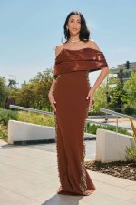 Φόρεμα maxi off shoulder με λεπτομέρεια από πέρλες και πέτρες καφέ - Image 2