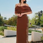Φόρεμα maxi off shoulder με λεπτομέρεια από πέρλες και πέτρες καφέ