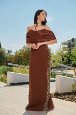 Φόρεμα maxi off shoulder με λεπτομέρεια από πέρλες και πέτρες καφέ