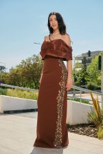 Φόρεμα maxi off shoulder με λεπτομέρεια από πέρλες και πέτρες καφέ - Image 3