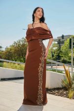 Φόρεμα maxi off shoulder με λεπτομέρεια από πέρλες και πέτρες καφέ - Image 4