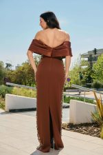 Φόρεμα maxi off shoulder με λεπτομέρεια από πέρλες και πέτρες καφέ - Image 5
