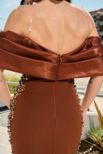 Φόρεμα maxi off shoulder με λεπτομέρεια από πέρλες και πέτρες καφέ - Image 7