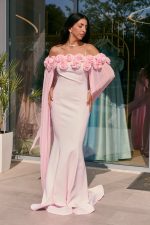 Φόρεμα maxi off shoulder γοργονέ με 3D λουλούδια baby pink - Image 2