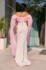 Φόρεμα maxi off shoulder γοργονέ με 3D λουλούδια baby pink - Image 3
