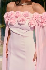 Φόρεμα maxi off shoulder γοργονέ με 3D λουλούδια baby pink - Image 5
