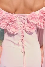 Φόρεμα maxi off shoulder γοργονέ με 3D λουλούδια baby pink - Image 6