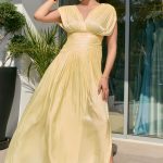 Φόρεμα maxi σατινέ με V ντεκολτέ και πιέτες κίτρινο