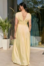 Φόρεμα maxi σατινέ με V ντεκολτέ και πιέτες κίτρινο - Image 4