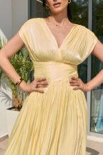 Φόρεμα maxi σατινέ με V ντεκολτέ και πιέτες κίτρινο - Image 6