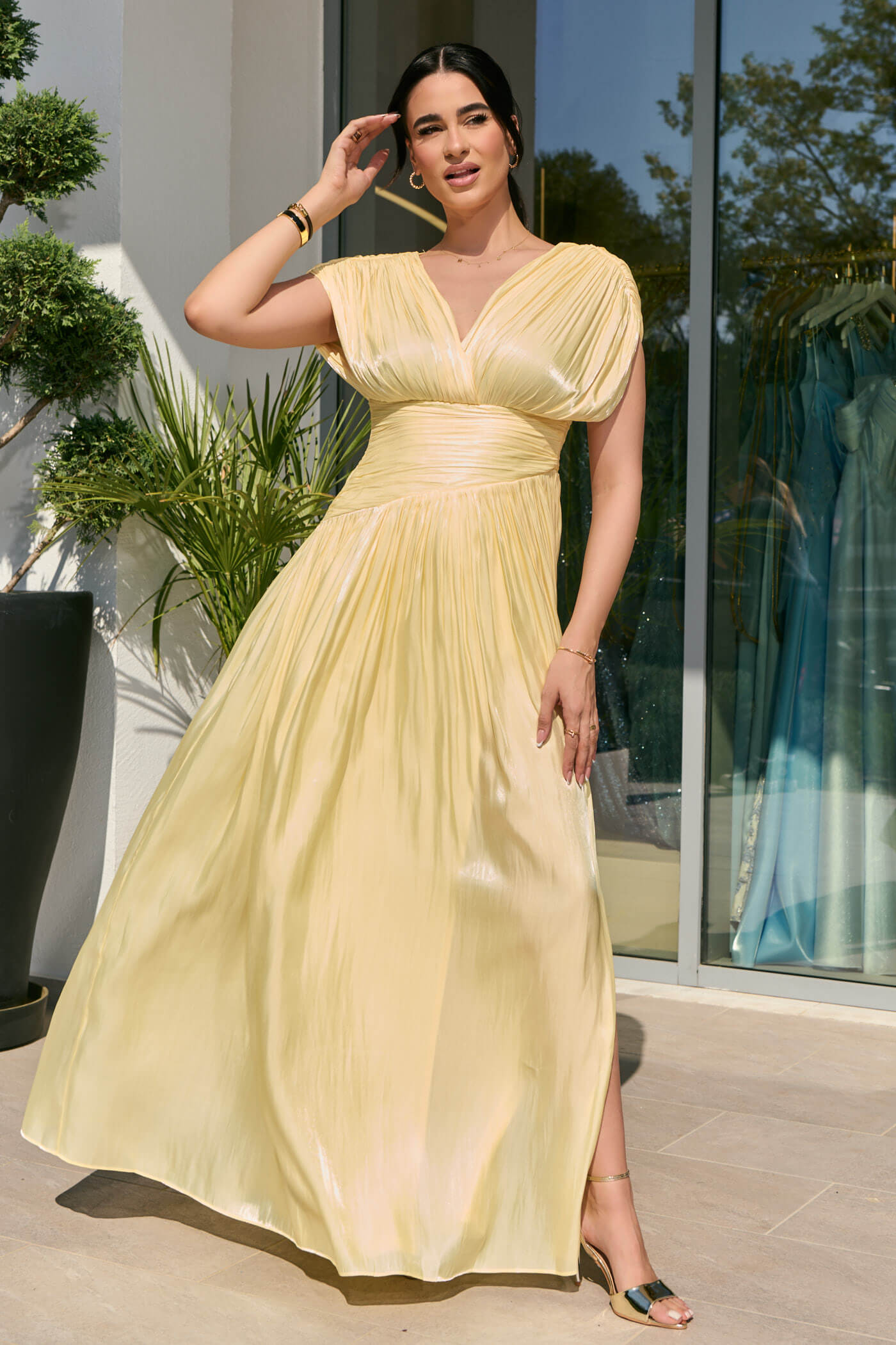Φόρεμα maxi σατινέ με V ντεκολτέ και πιέτες κίτρινο