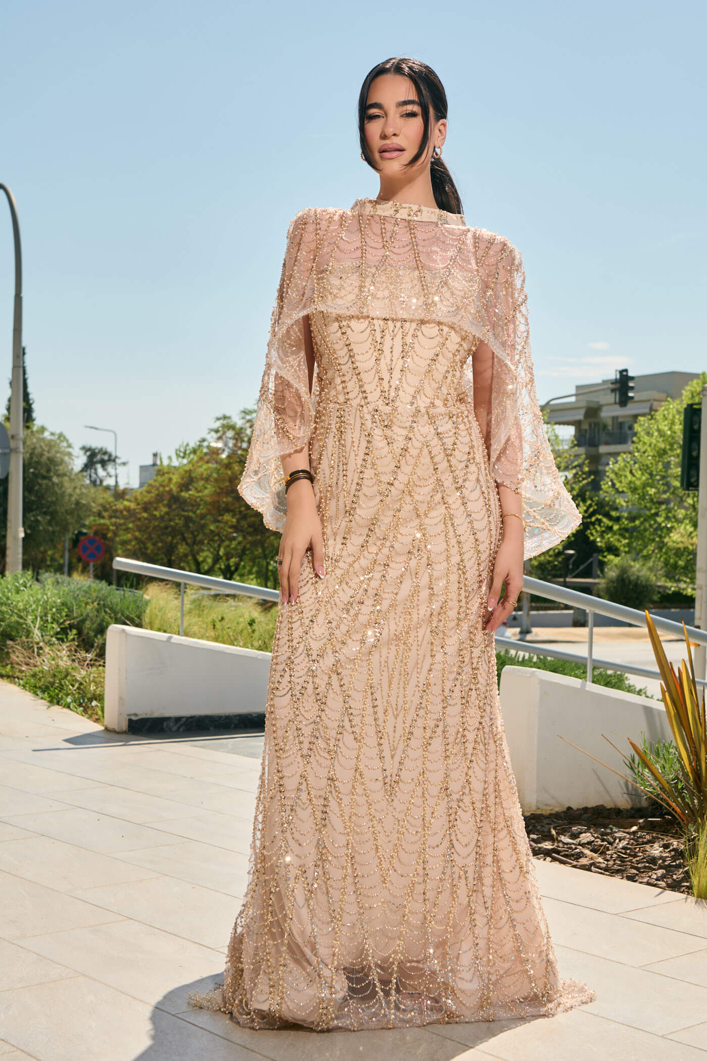 Φόρεμα maxi με χάντρες και αποσπώμενη κάπα χρυσό