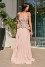 Φόρεμα maxi πλισέ με πέπλουμ λεπτομέρεια ροζ πούδρα - Image 2