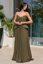 Φόρεμα maxi πλισέ με πέπλουμ λεπτομέρεια olive - Image 2