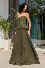 Φόρεμα maxi πλισέ με πέπλουμ λεπτομέρεια olive - Image 3