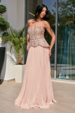 Φόρεμα maxi πλισέ με πέπλουμ λεπτομέρεια ροζ πούδρα - Image 4