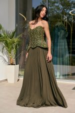 Φόρεμα maxi πλισέ με πέπλουμ λεπτομέρεια olive - Image 4