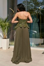 Φόρεμα maxi πλισέ με πέπλουμ λεπτομέρεια olive - Image 5