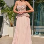 Φόρεμα maxi πλισέ με πέπλουμ λεπτομέρεια ροζ πούδρα