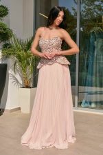 Φόρεμα maxi πλισέ με πέπλουμ λεπτομέρεια ροζ πούδρα