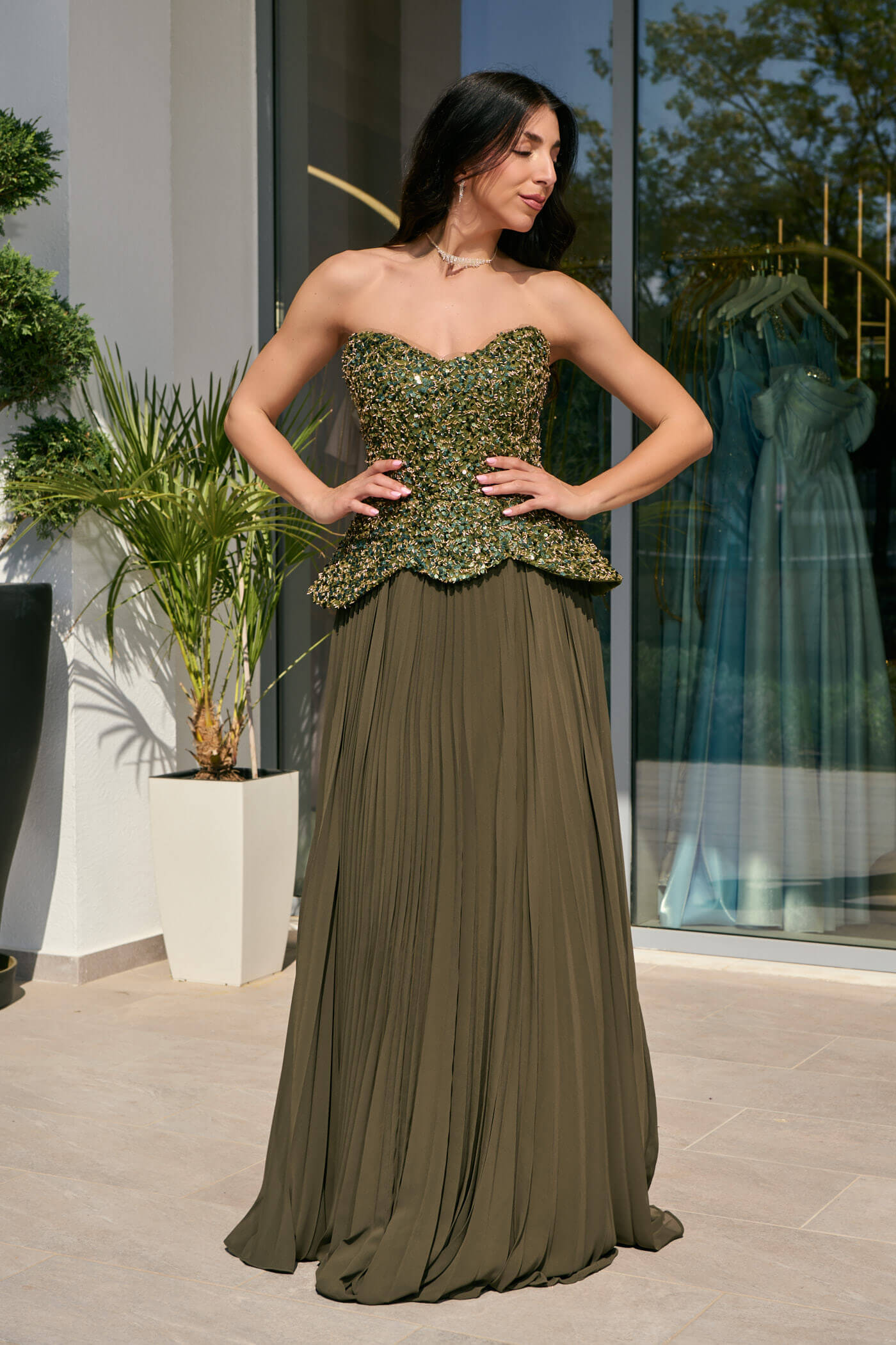 Φόρεμα maxi πλισέ με πέπλουμ λεπτομέρεια olive