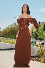 Φόρεμα maxi με σατέν λεπτομέρεια και φιόγκους καφέ - Image 3