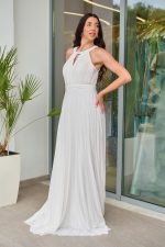 Φόρεμα maxi πλισέ με halter λαιμόκοψη και ραμμένη ζώνη άσπρο - Image 4