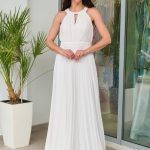 Φόρεμα maxi πλισέ με halter λαιμόκοψη και ραμμένη ζώνη άσπρο