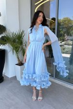 Φόρεμα midi σατινέ με βολάν και κάπα baby blue