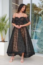 Φόρεμα midi off shoulder με δαντέλα και ζώνη με χάντρες μαύρο - Image 2