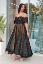 Φόρεμα midi off shoulder με δαντέλα και ζώνη με χάντρες μαύρο - Image 3
