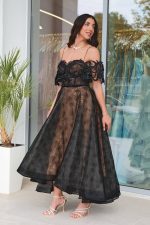 Φόρεμα midi off shoulder με δαντέλα και ζώνη με χάντρες μαύρο - Image 4