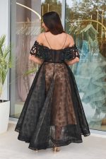 Φόρεμα midi off shoulder με δαντέλα και ζώνη με χάντρες μαύρο - Image 5