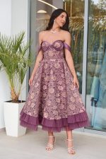 Φόρεμα off shoulder midi με δαντέλα με χρυσό κέντημα μωβ - Image 2
