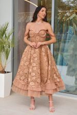 Φόρεμα off shoulder midi με δαντέλα με χρυσό κέντημα χρυσό - Image 2