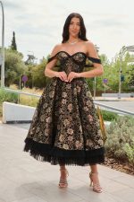 Φόρεμα midi off shoulder με δαντέλα και χρυσό κέντημα μαύρο