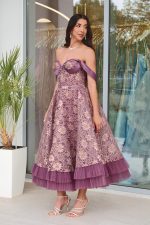 Φόρεμα off shoulder midi με δαντέλα με χρυσό κέντημα μωβ - Image 3