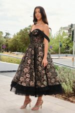 Φόρεμα midi off shoulder με δαντέλα και χρυσό κέντημα μαύρο - Image 3