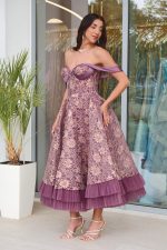 Φόρεμα off shoulder midi με δαντέλα με χρυσό κέντημα μωβ - Image 4